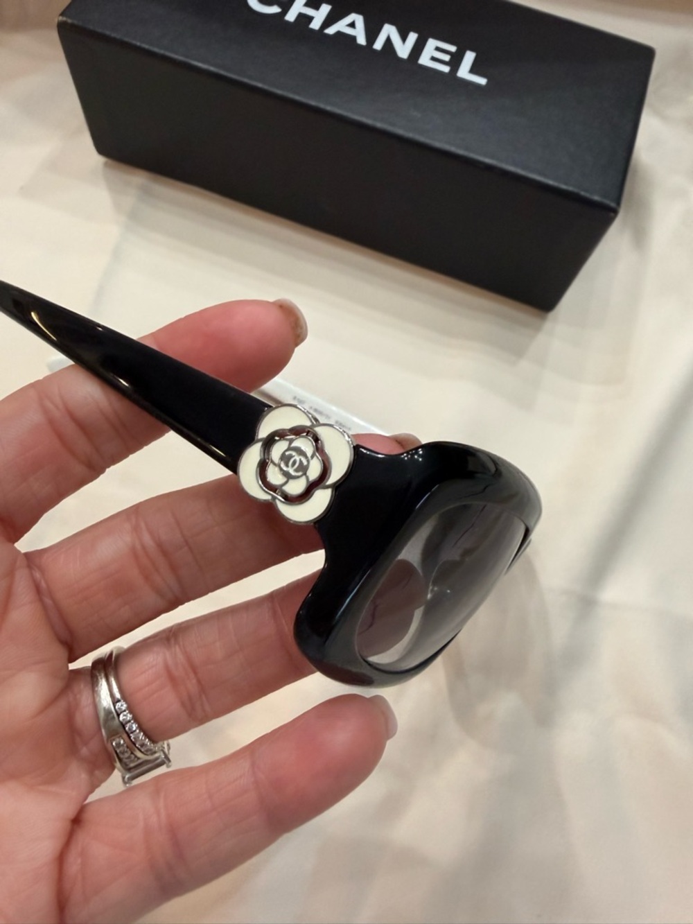 Chanel Camellia Sunglasses – Black Frame with CC Logo - Picture 5 of 14